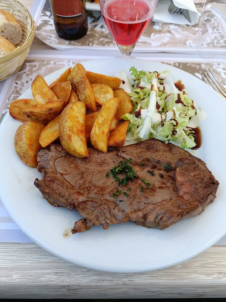 Entrecôte Frites Salade