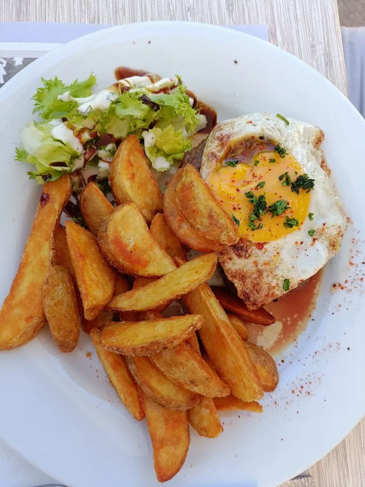 Un Œuf À Cheval Frites Salade
